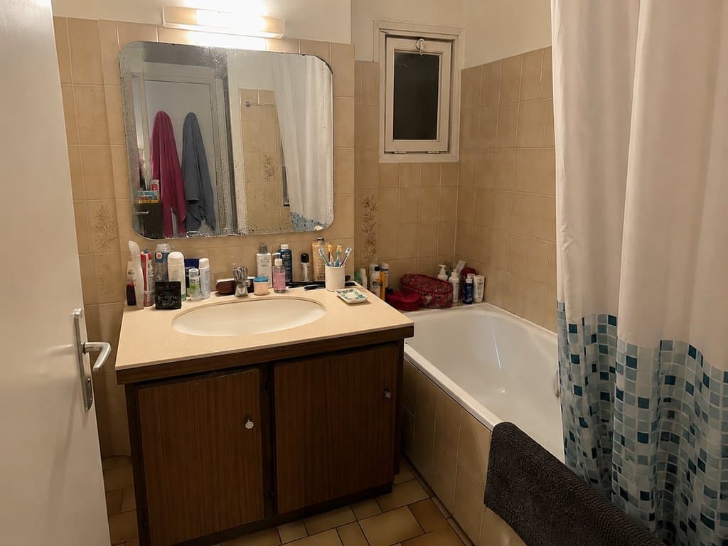A bathroom before its AI redesign